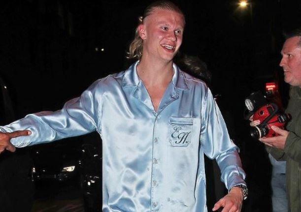 Haaland mac do ngu di du tiec mung vo dich Premier League hinh anh