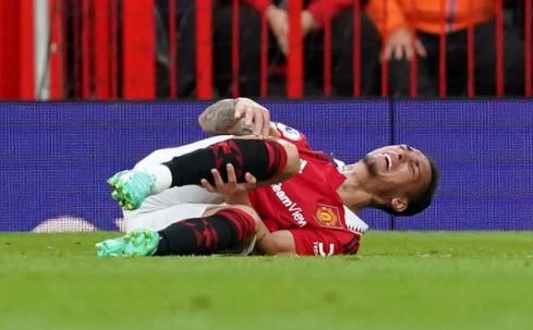 Antony bat khoc khi roi san bang cang hinh anh