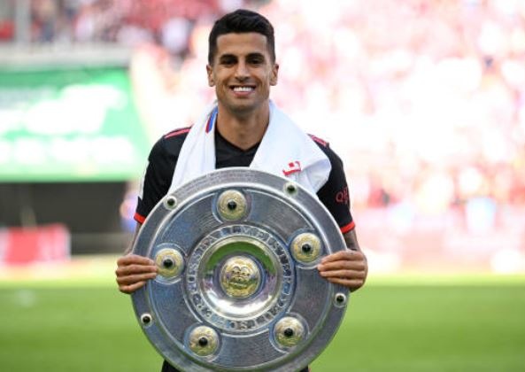 Cancelo gianh hai chuc vo dich quoc gia trong mot tuan hinh anh