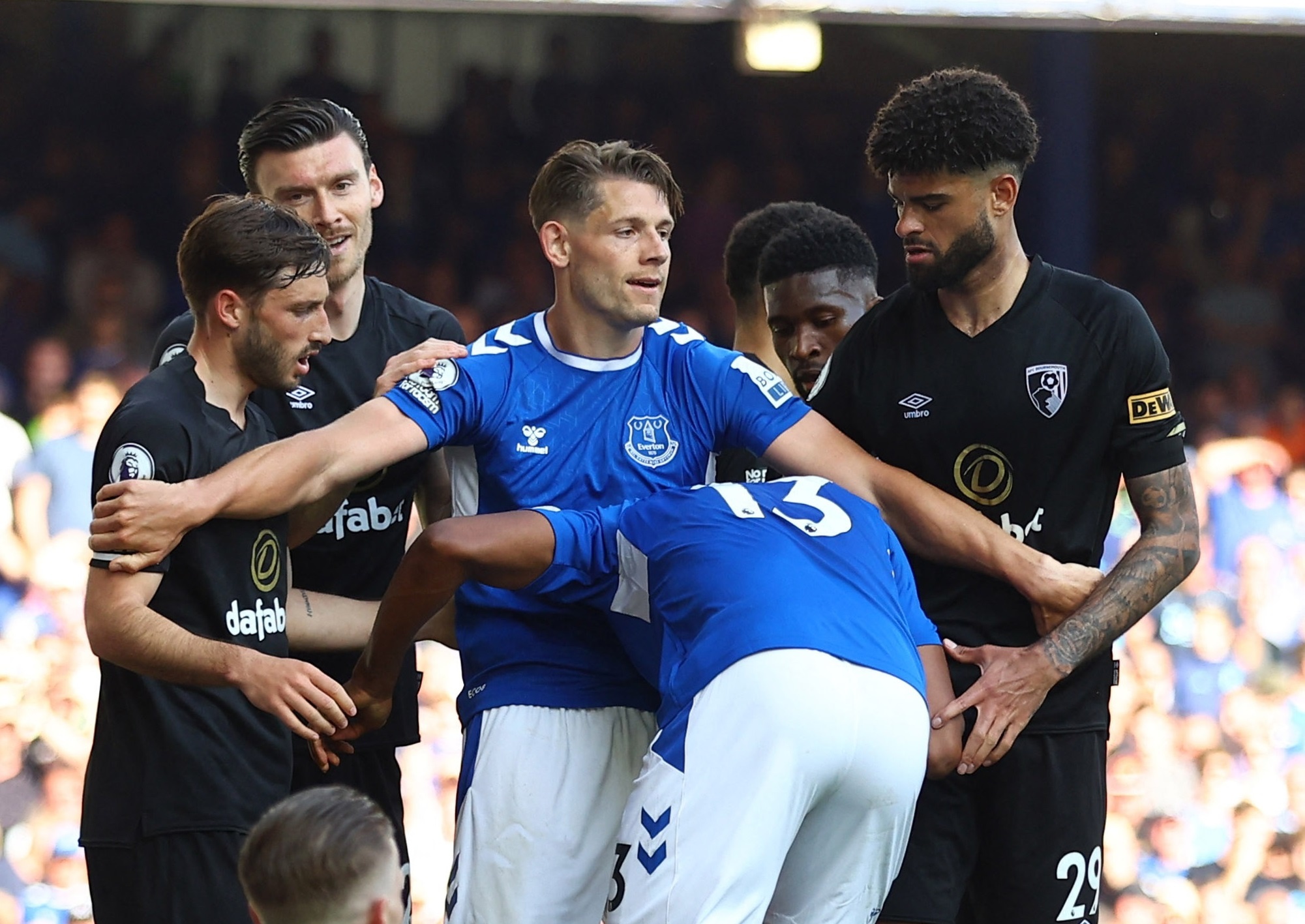 Au da trong ngay Everton tru hang thanh cong hinh anh