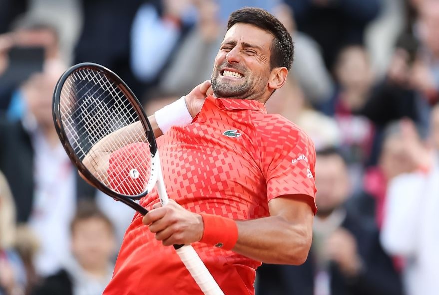 Djokovic nhoc nhan vuot qua vong ba Roland Garros hinh anh