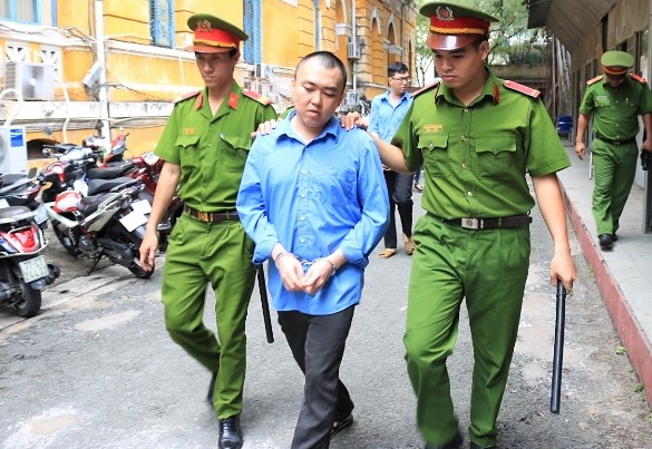 Danh ban gai tu vong vi ghen tuong hinh anh