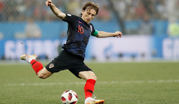 Luka Modric hay Harry Kane se gianh Qua bong vang World Cup 2018? hinh anh