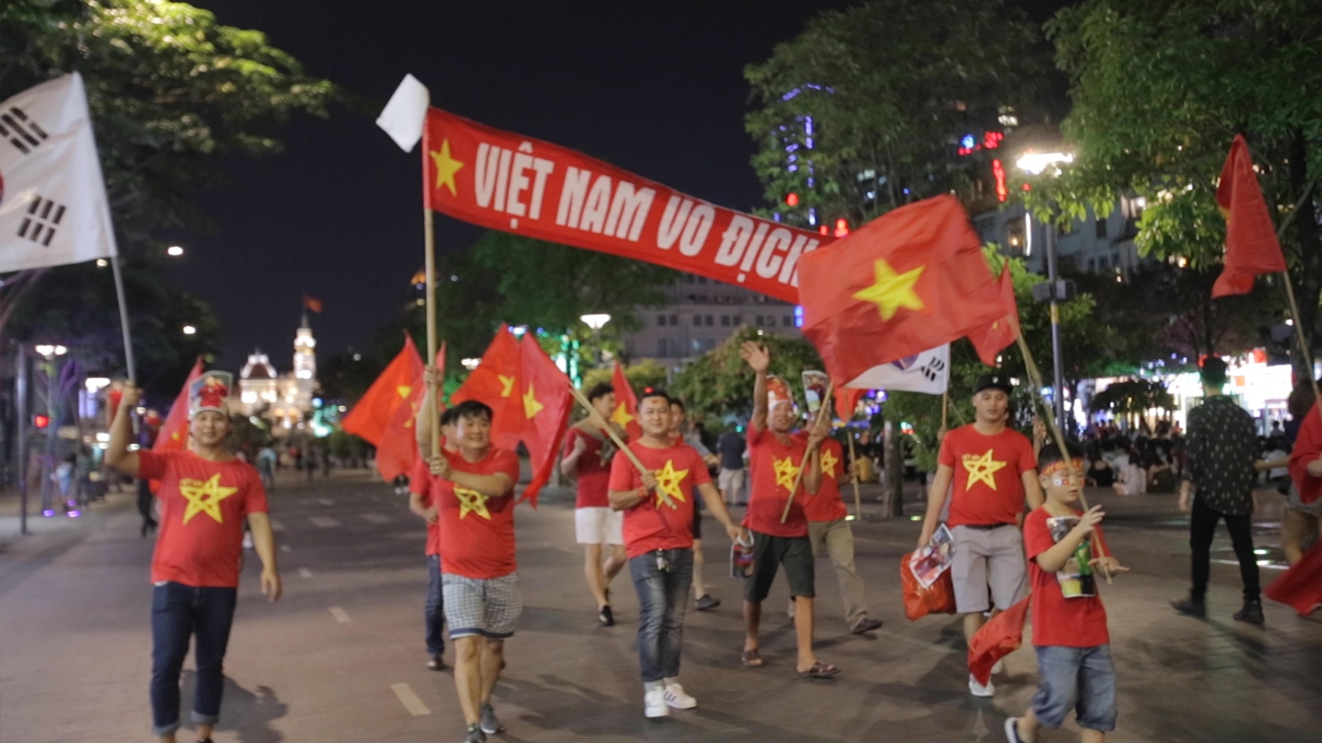 Co dong vien tren pho di bo Sai Gon cho Olympic VN chien thang hinh anh