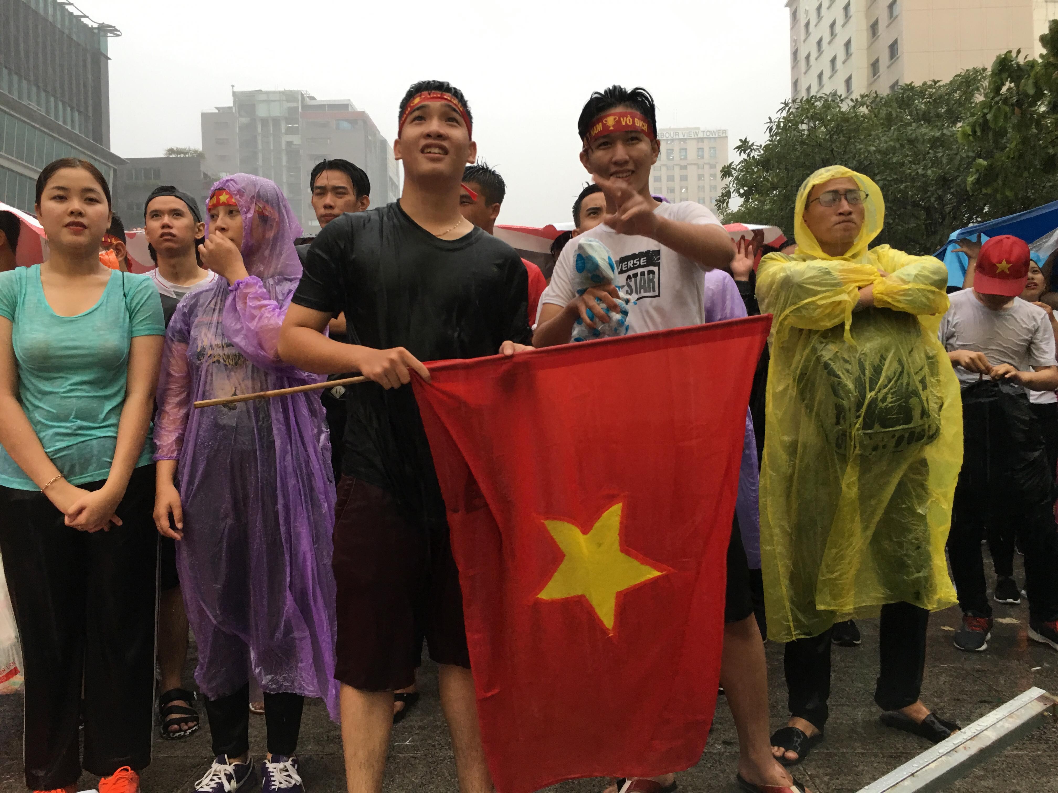 Nguoi ham mo Sai Gon doi mua co vu Olympic Viet Nam hinh anh