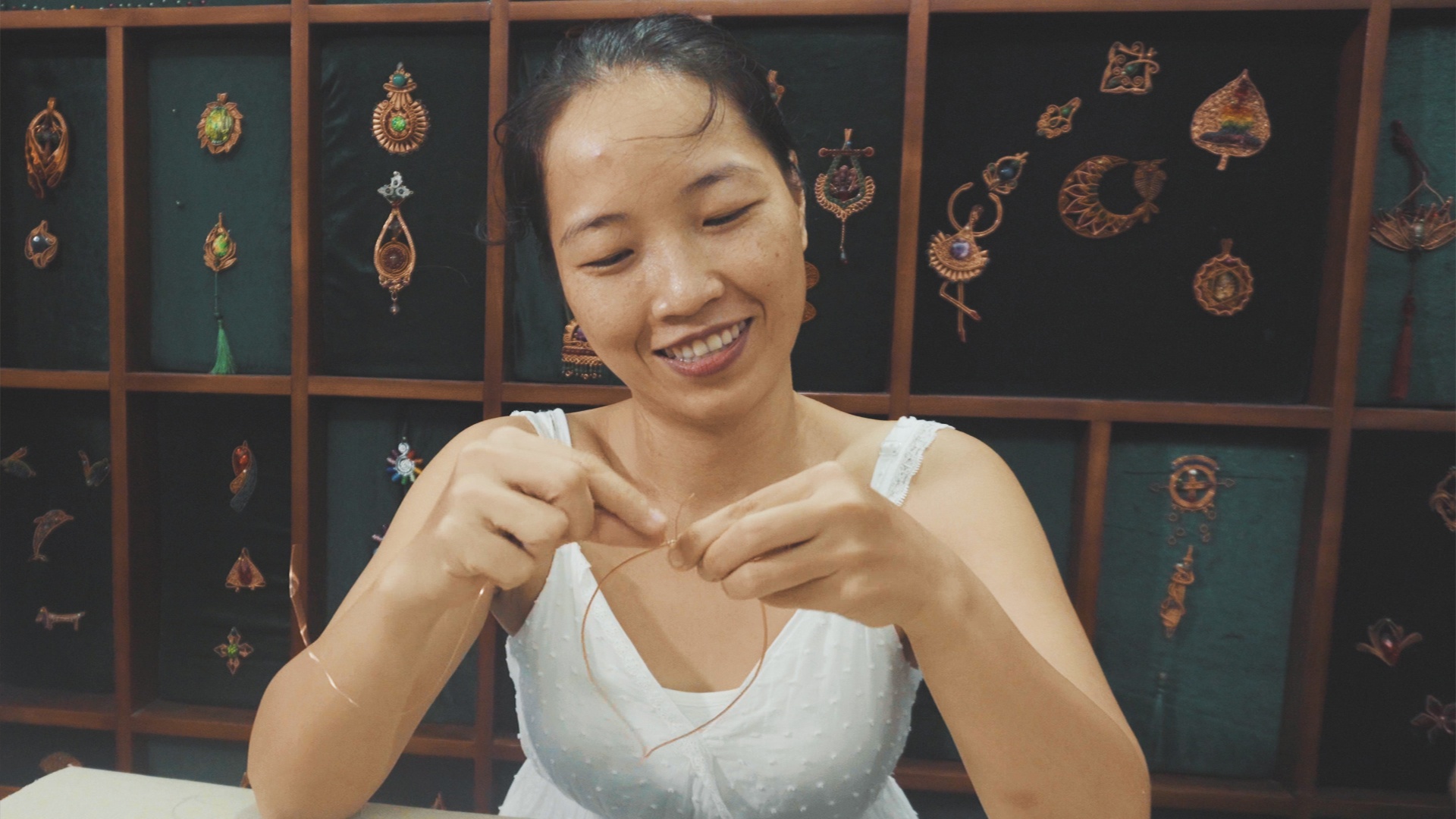 Nguoi lam tranh day dong dau tien o Viet Nam hinh anh