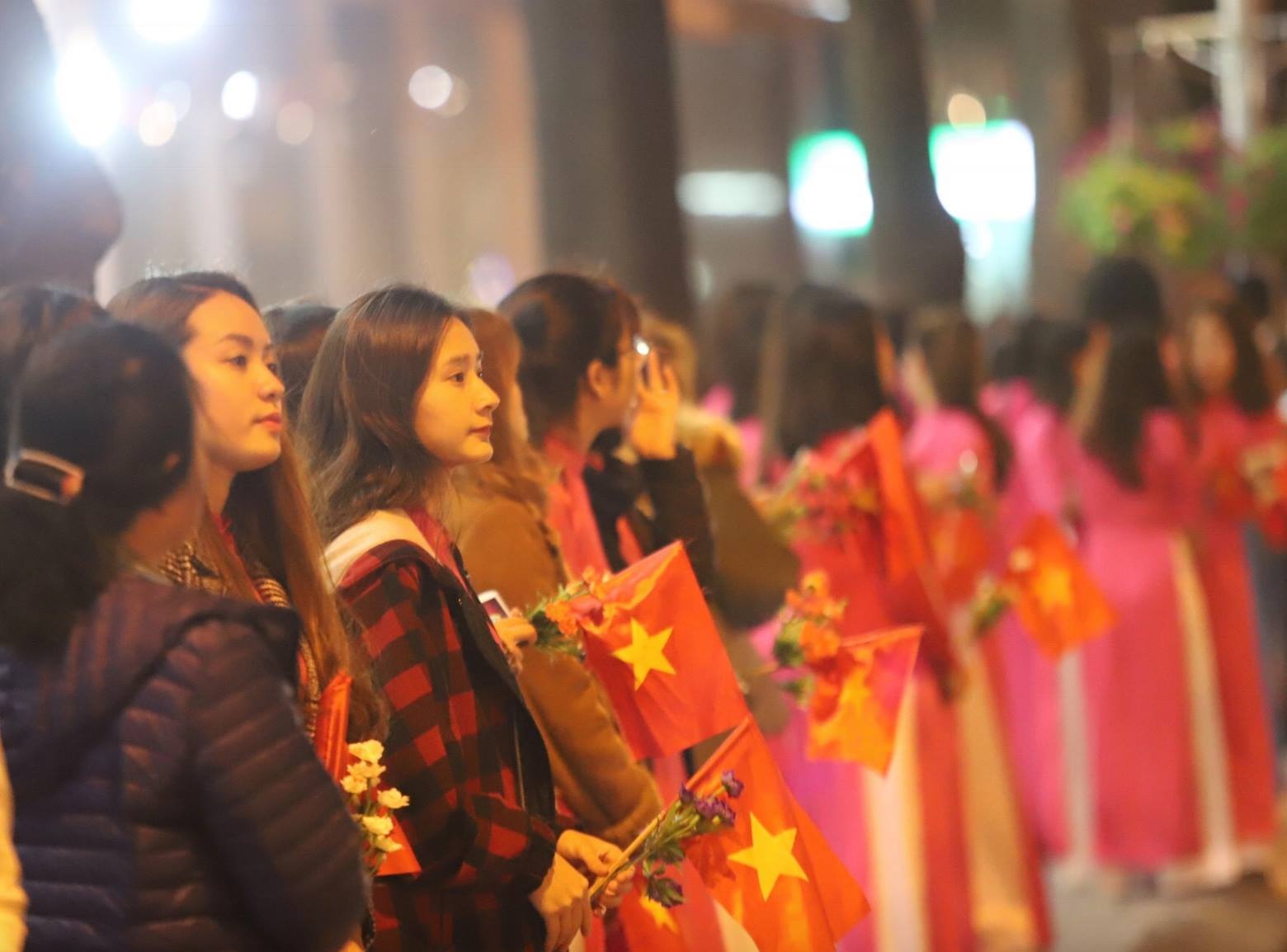 Nhieu ban tre xep hang cho Tong thong Trump o khach san Marriott hinh anh