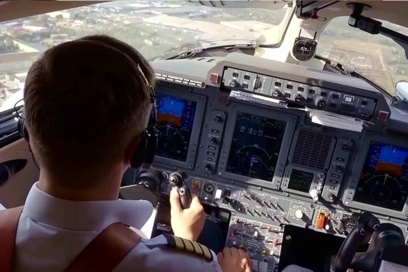 Lai thu may bay mo phong tri gia nua trieu euro tai Viet Nam hinh anh