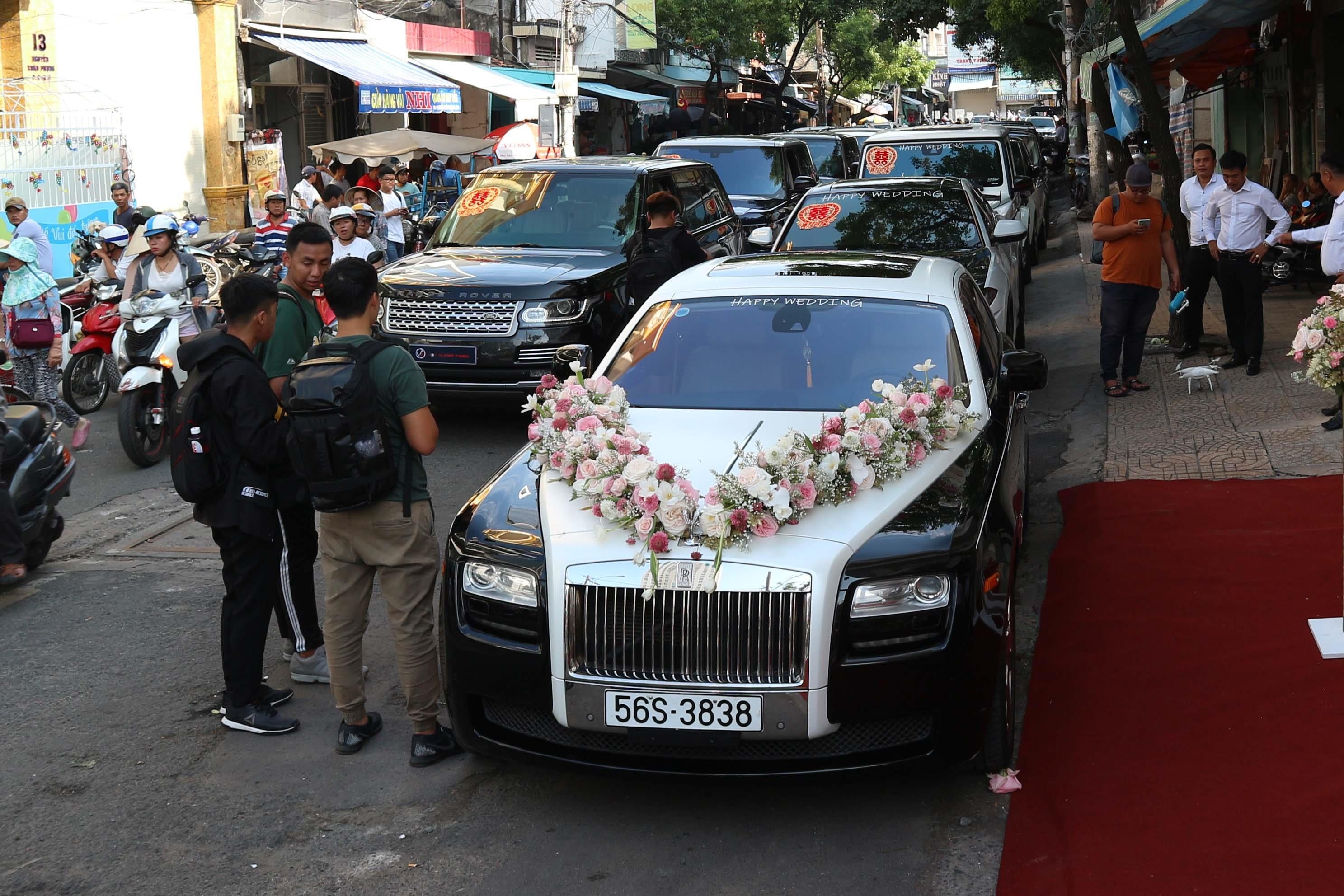 Dan xe sang xep hang dai trong dam cuoi con gai Minh Nhua hinh anh