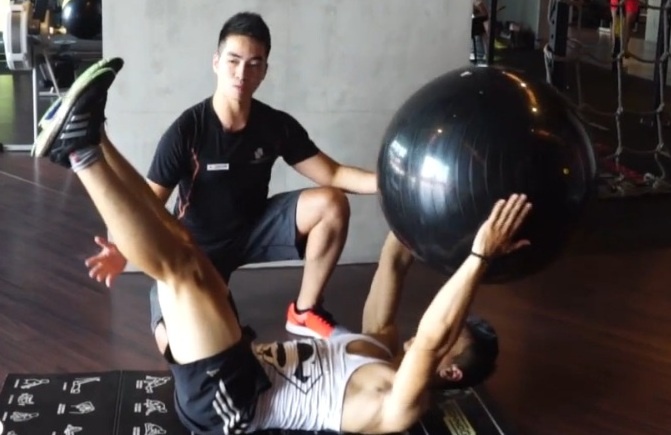 Bai tap don gian cung trai bong giup tang co bung 6 mui hinh anh