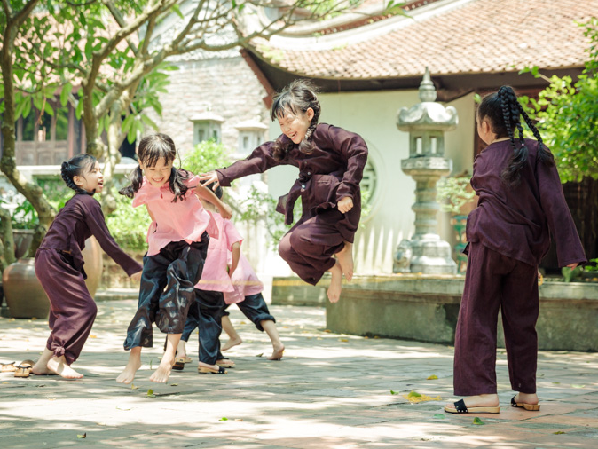 Anh goi nho tuoi tho voi nhung tro choi dan gian quen thuoc hinh anh