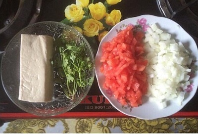 Ba me 2 con chia se thuc don an dam cho be bang mon chay hinh anh