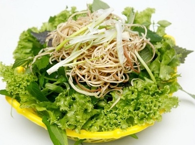 Rau song chan nuoc soi: Loi hay hai? hinh anh