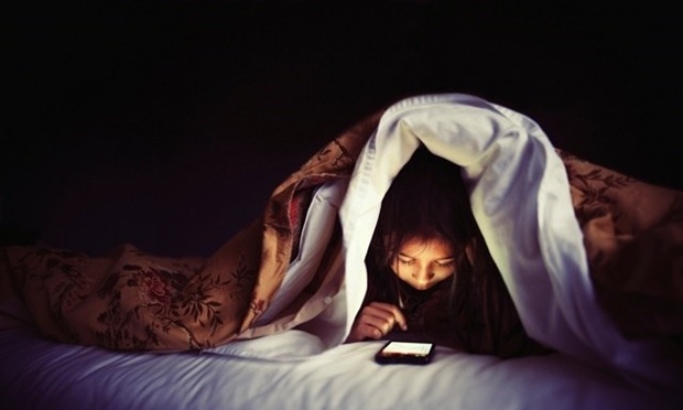 Hiem hoa khi su dung dien thoai vao ban dem hinh anh