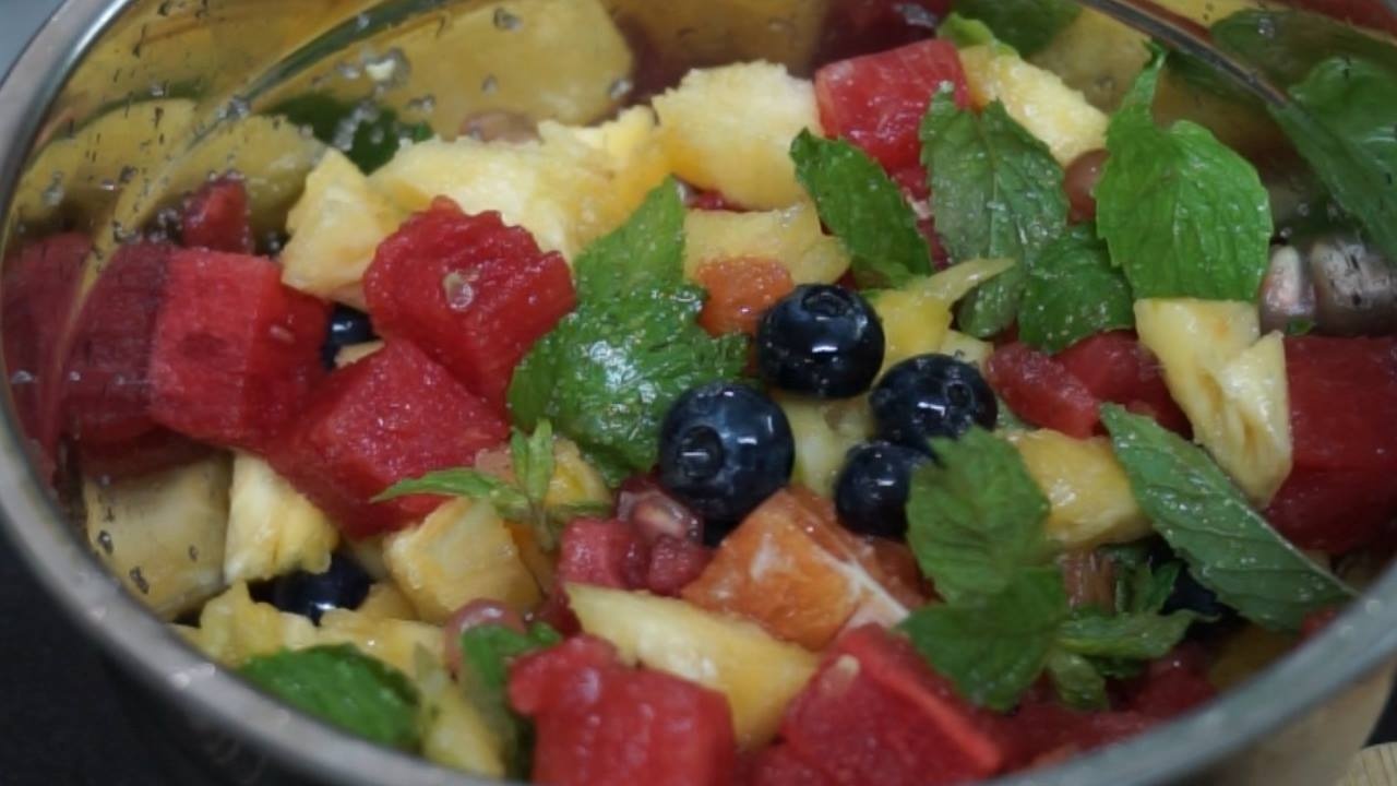 Cach lam salad hoa qua bo sung vitamin cho da hinh anh