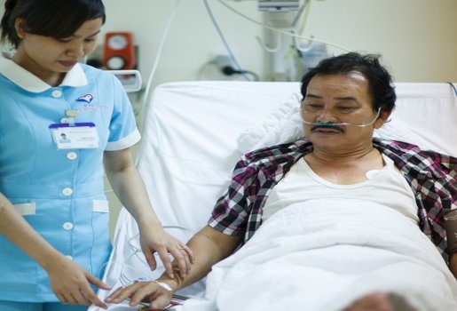 Diễn viên Mã Trung trên giường hồi sức sau ca phẫu thuật sinh tử. Ảnh: Sương Lam