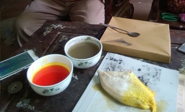Cach nhan biet ga bi nhuom hoa chat hinh anh