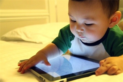 Roi loan tam ly o tre khi nghien thiet bi thong minh hinh anh