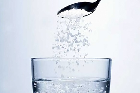 Ly do nen uong nuoc muoi loang moi sang hinh anh