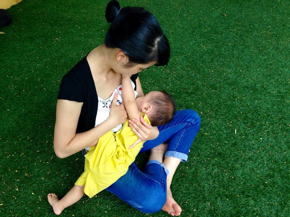 Nuoi con sai lam: Bu binh khi moi sinh hinh anh