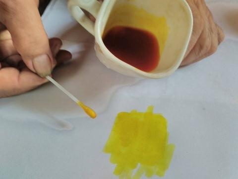 Bột vàng O được hòa nước, bôi ra giấy có màu vàng đẹp mắt. Ảnh: Suckhoedoisong