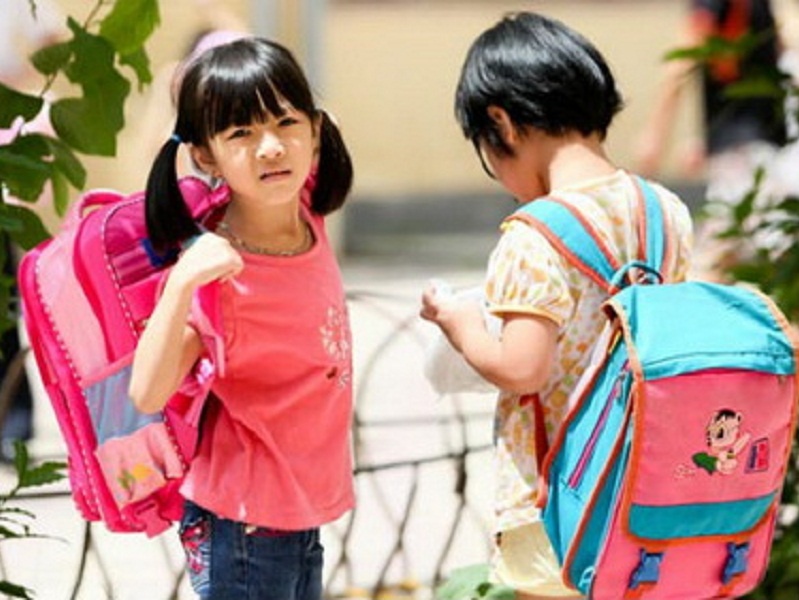 Tre em cong veo cot song vi cap sach hinh anh