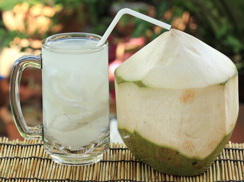 Nhung nguoi khong nen uong nuoc dua hinh anh