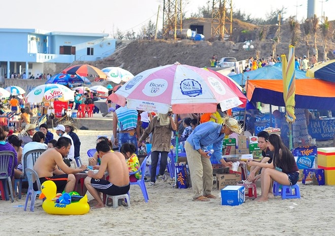 Vung Tau cam an nhau tren bien anh 1