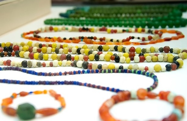 Bo suu tam gom su 2.000 nam tuoi quy hiem tai Hue hinh anh