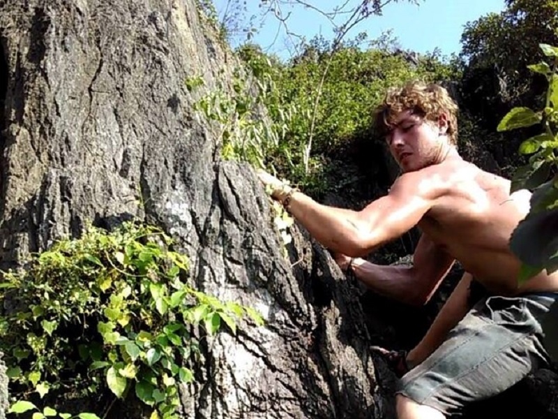 Van chuyen thi the Aiden Webb xuong chan nui bang cap treo hinh anh