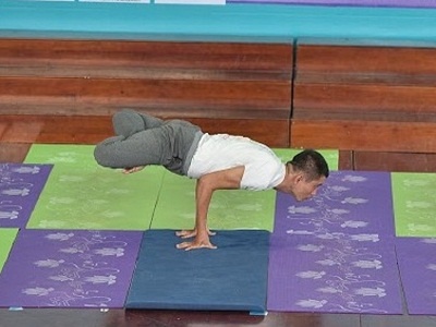 Benh nhan liet nua nguoi thanh huan luyen vien Yoga hinh anh