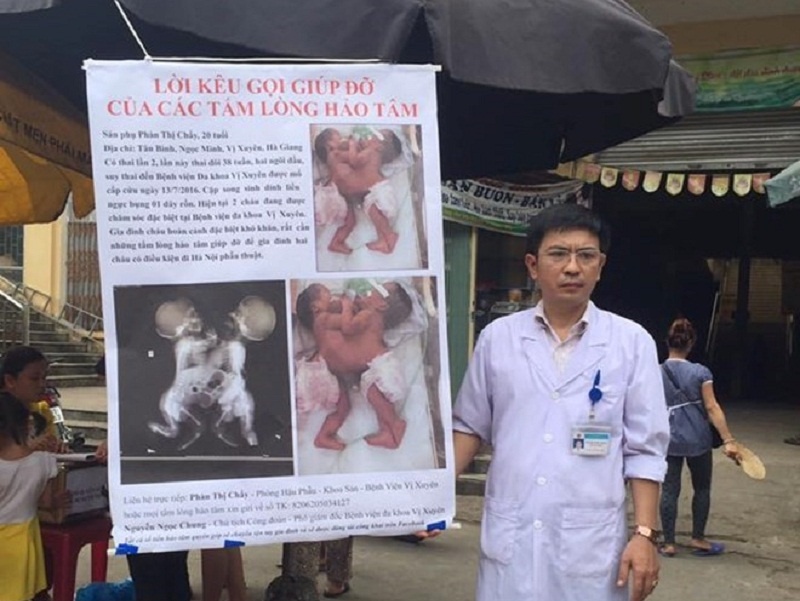 Tang bang khen bac si ra cho xin tien cuu hai be dinh lien hinh anh