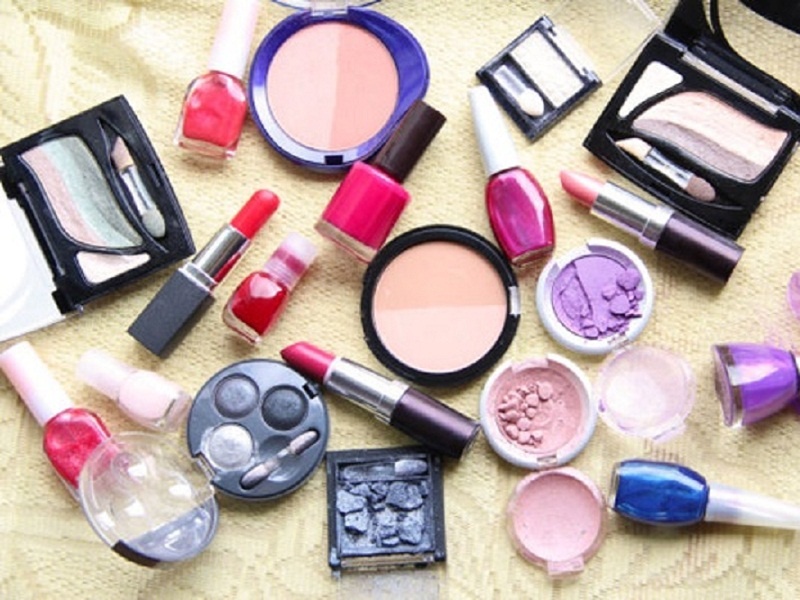 Dung de hop trang diem chua day thuoc doc hinh anh