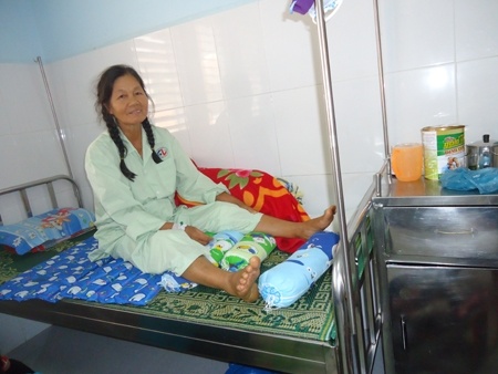 Bac si mo nham chan cho benh nhan anh 2