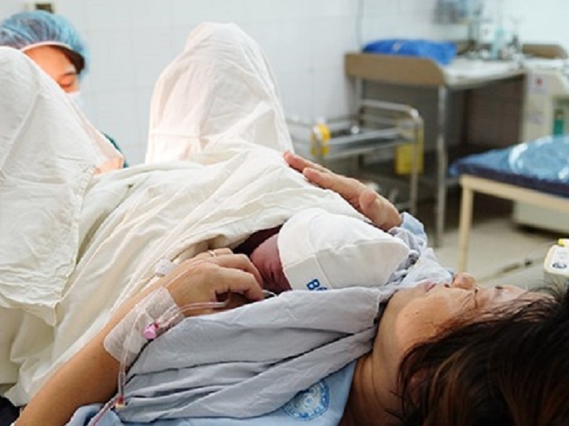 Cho me om con khi lot long, cam nhan tinh mau tu hinh anh