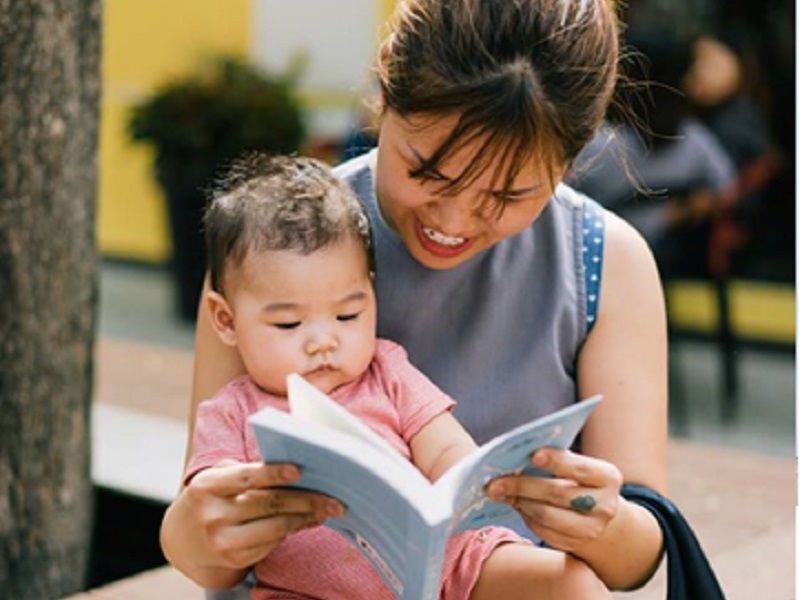 'De con duoc om' giup bo me tinh tao di nguoc so dong hinh anh