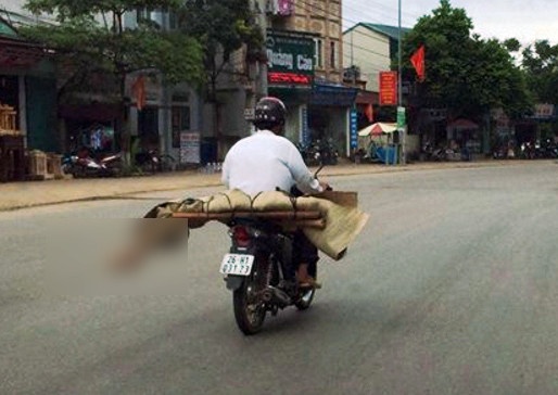 Vu xe may cho xac nguoi anh 1