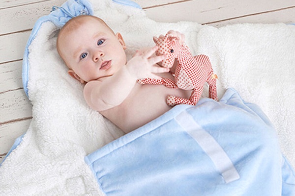 Tre so sinh mac gi khi ngu vao mua dong? hinh anh