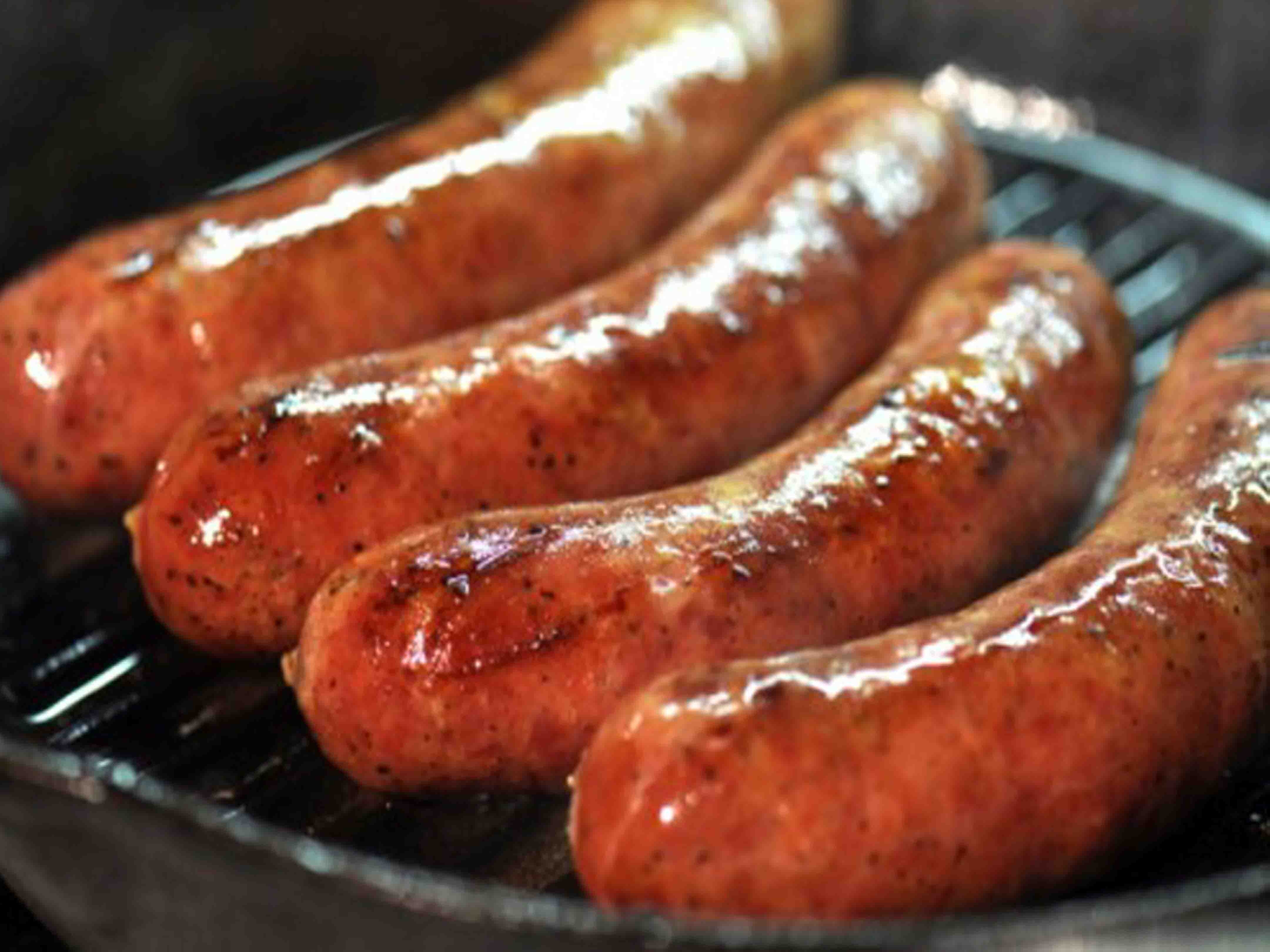 Moi nguy hiem khi an xuc xich 4 lan moi tuan hinh anh