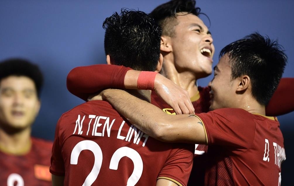 Cau thu bong da nen uong nuoc gi trong khi thi dau? hinh anh