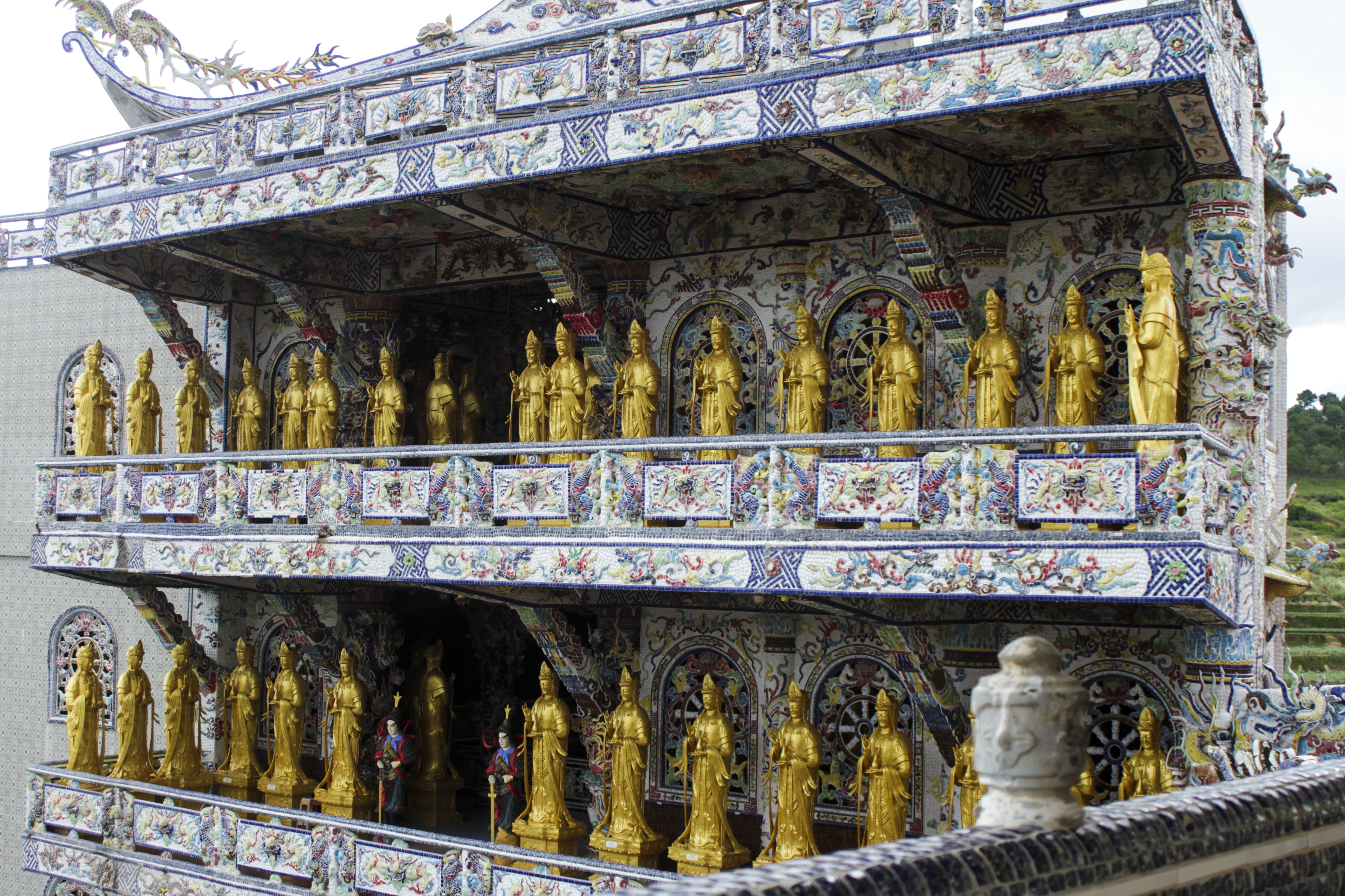 Ngoi chua thieng doc dao o Da Lat anh 10