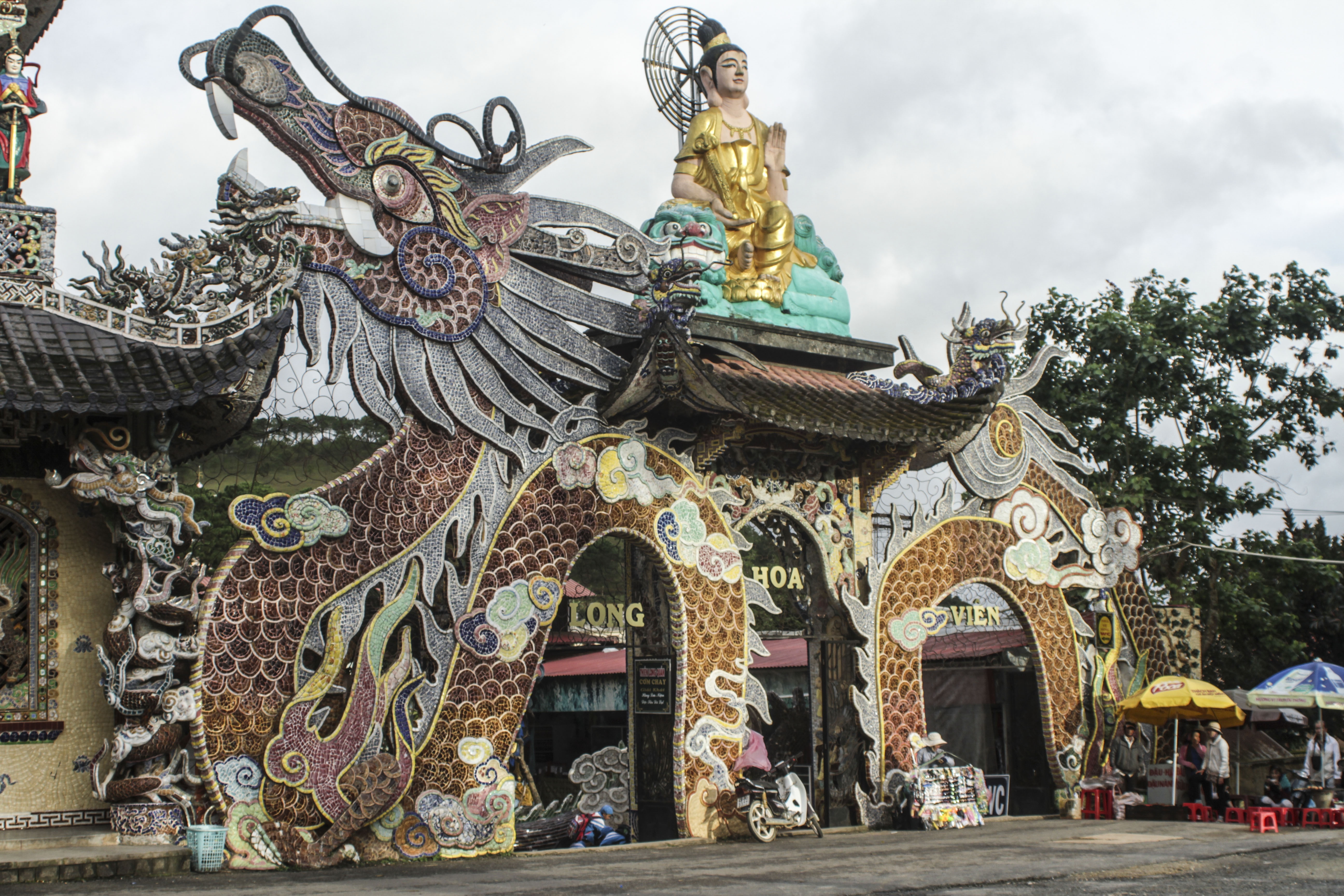 Ngoi chua thieng doc dao o Da Lat anh 2