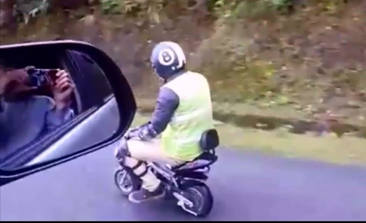 Video chang trai do deo Khau Pha tren xe ti hon hinh anh