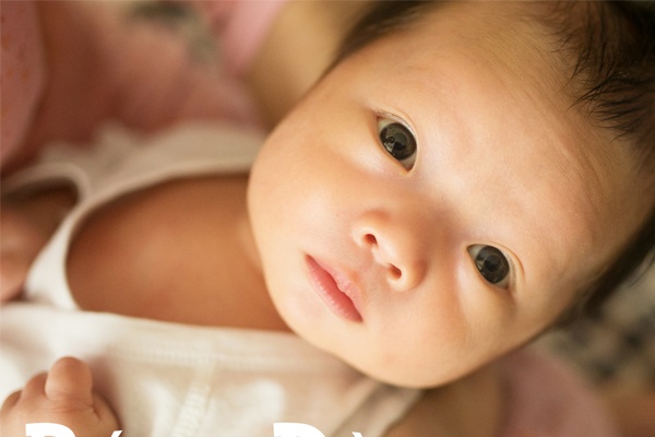 Be hai thang tuoi khoi benh ly khong can dung thuoc hinh anh