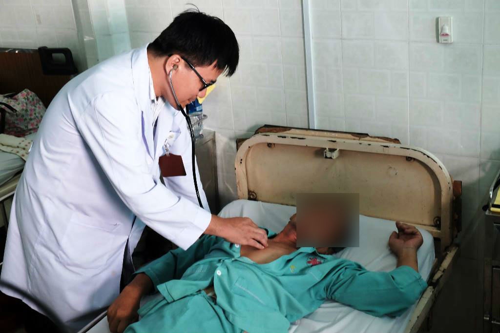 Bac si bat benh qua mang xa hoi, nguoi dan ong tro ve tu coi chet hinh anh