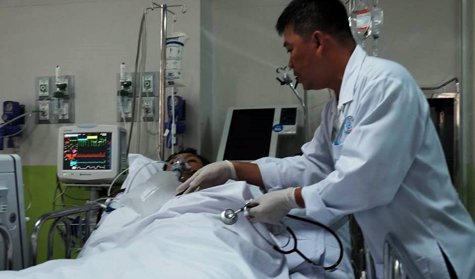 Chang trai ngung tim duoc cuu song nho tien luong bac si hinh anh