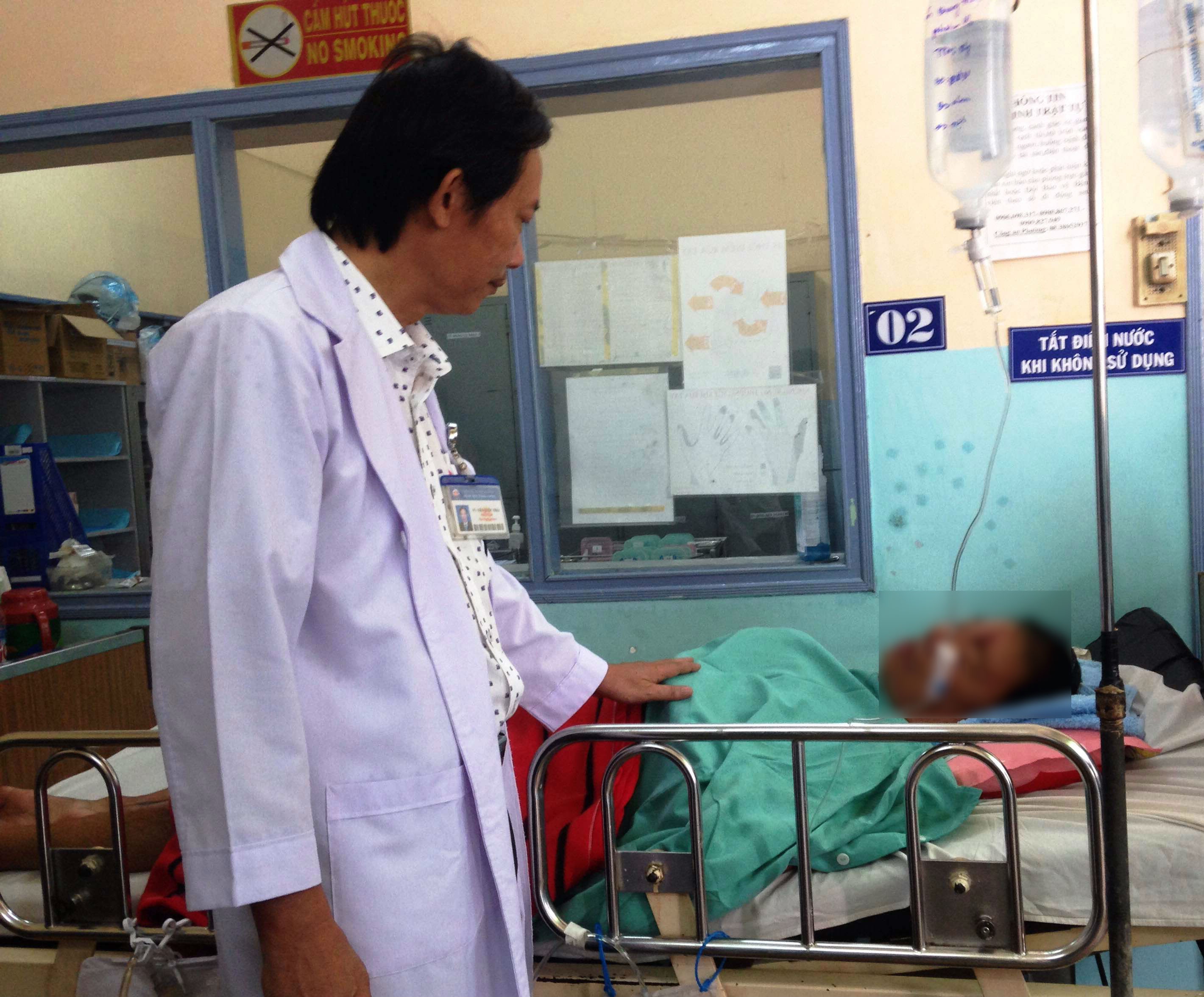 Nguoi dan ong bi can du dam thung bang quang hinh anh