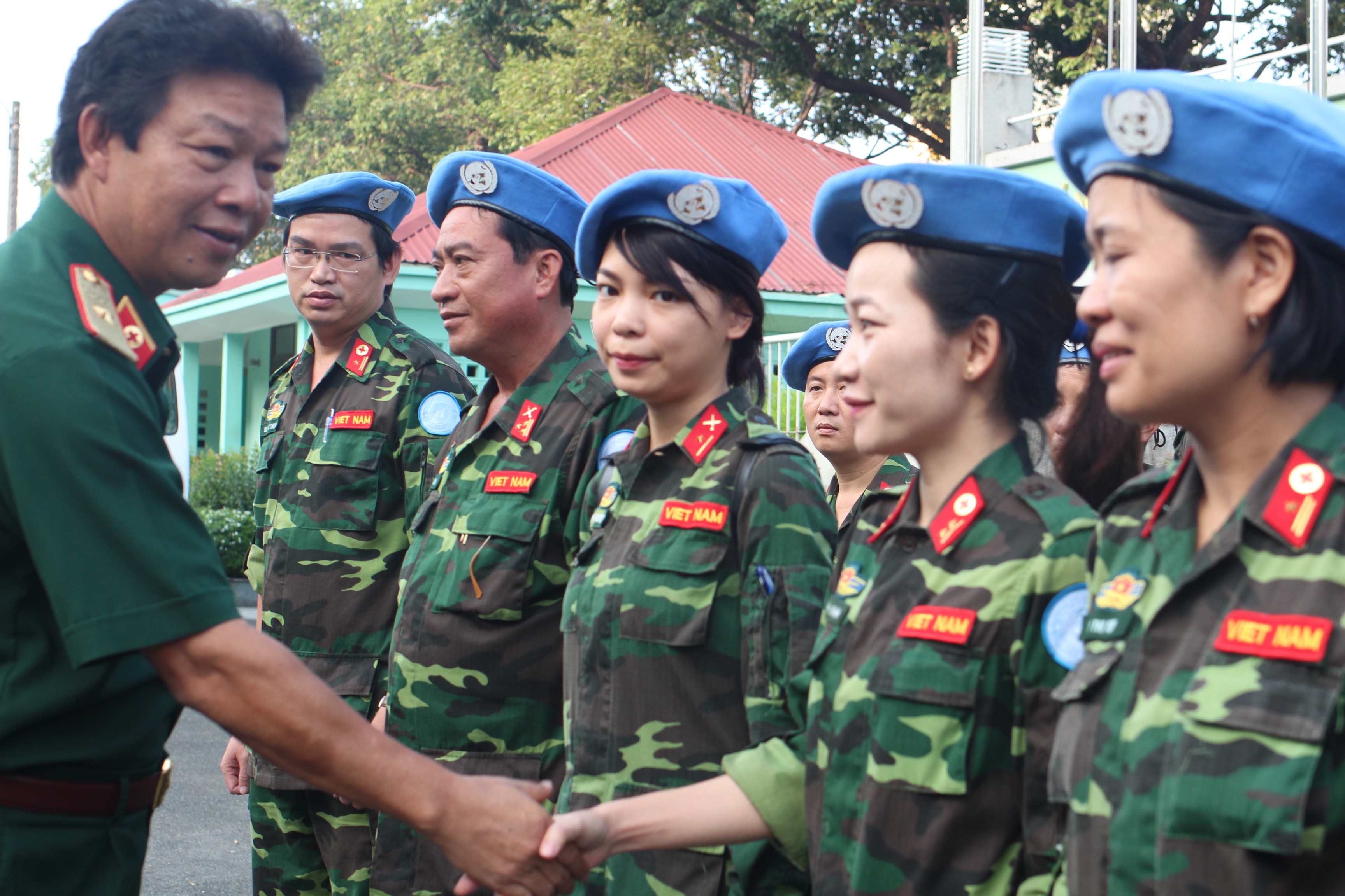 Nhung bac si Viet dau tien tro thanh 'linh mu noi xanh' cua LHQ hinh anh