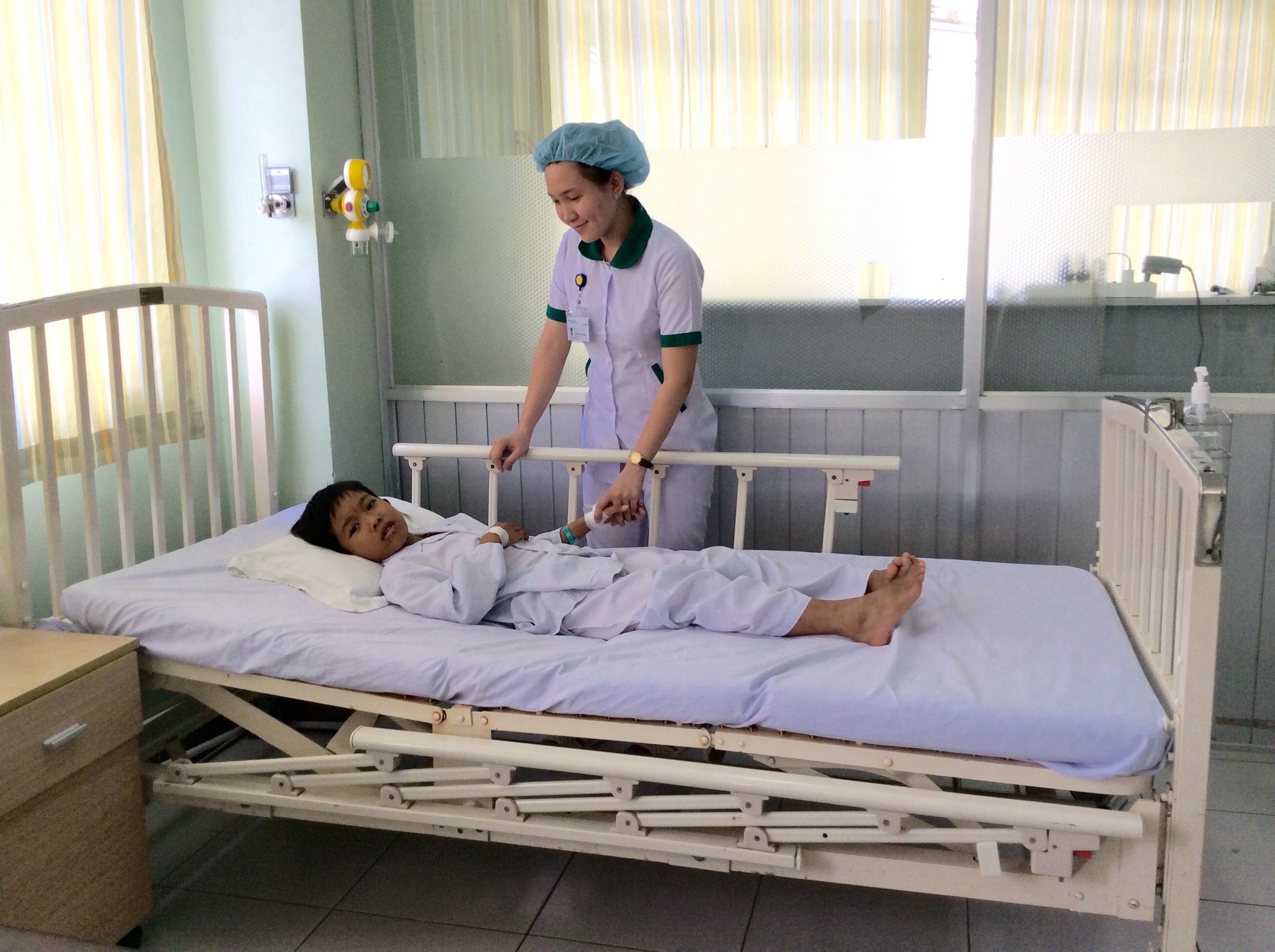 Cau be bi tao bon 4 ngay vi nuot hon 70 gram hat so ri hinh anh