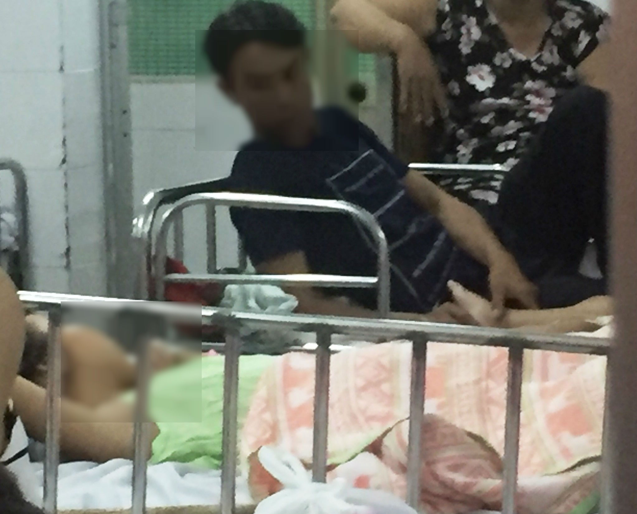 Be gai 9 tuoi nhap vien sau khi bi trom cuong hiep hinh anh